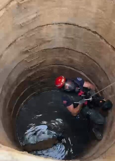 Bursa’da bir tarlanın kenarındaki açık kuyuya düşen köpek, çevredeki vatandaşların