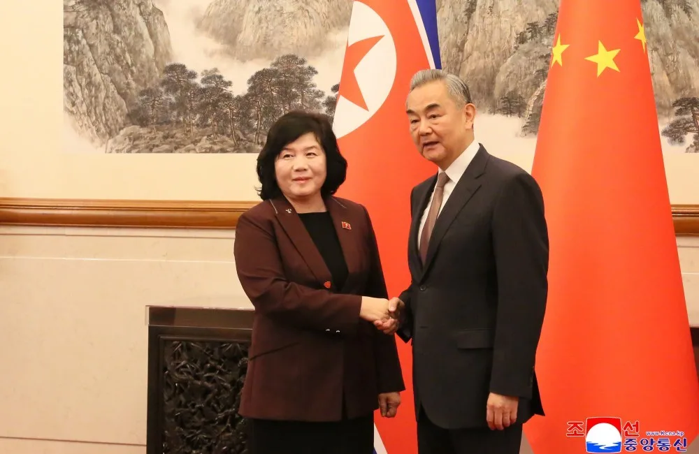 Kuzey Kore Dışişleri Bakanı Choe Son-hui ile Çinli mevkidaşı Wang