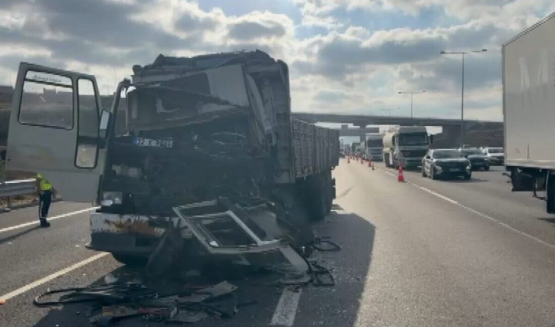 Kuzey Marmara Otoyolu’nda seyir halindeki kamyonun tıra arkadan çarptığı kazada