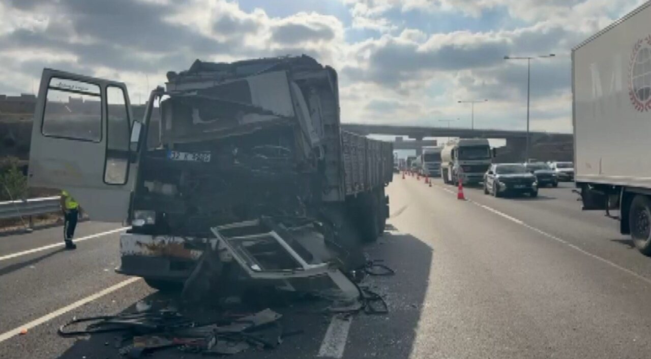 Kuzey Marmara Otoyolu’nda seyir halindeki kamyonun tıra arkadan çarptığı kazada