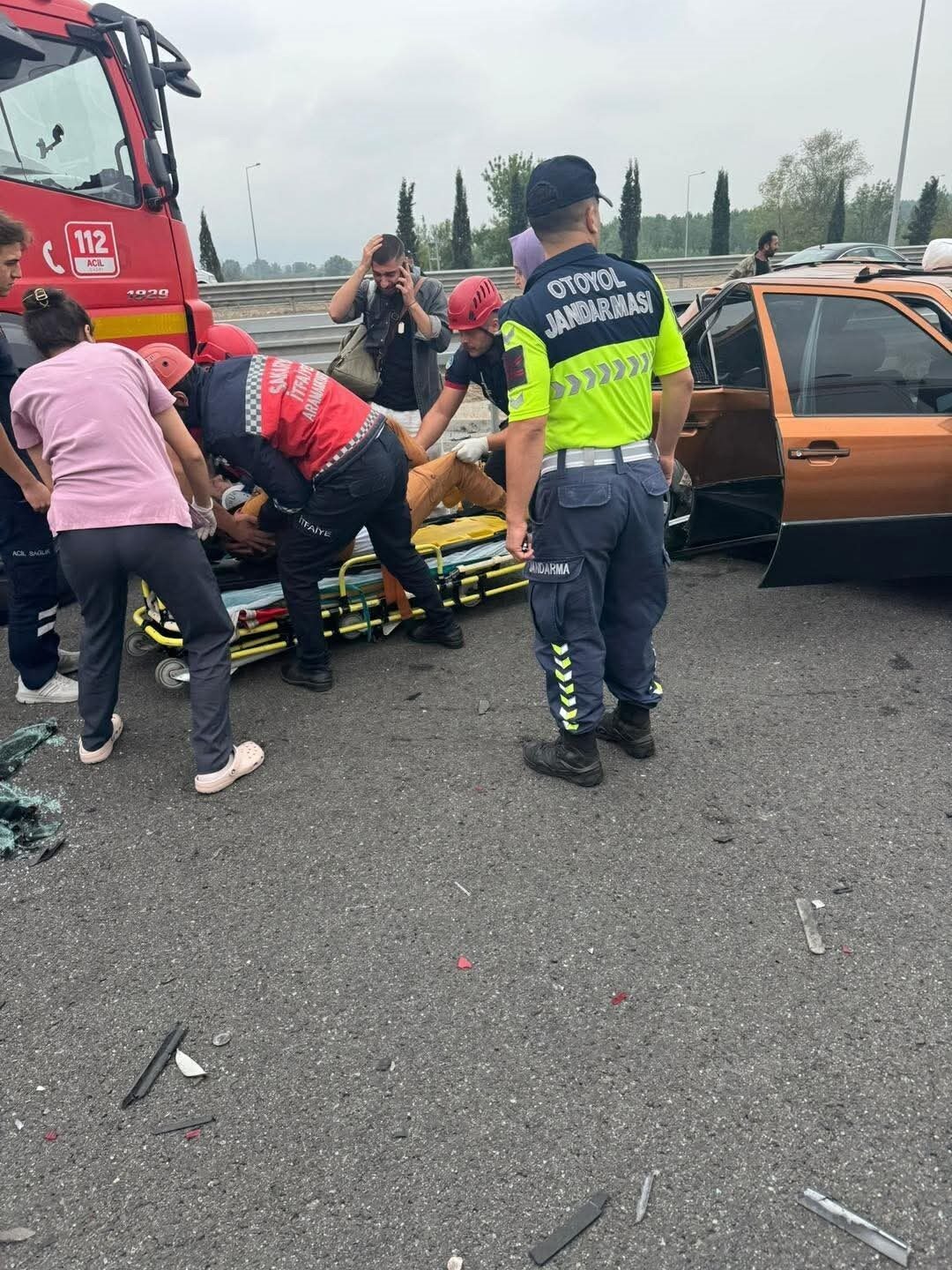 Kuzey Marmara Otoyolu Sakarya geçişinde aynı istikametteki iki otomobilin çarpışması