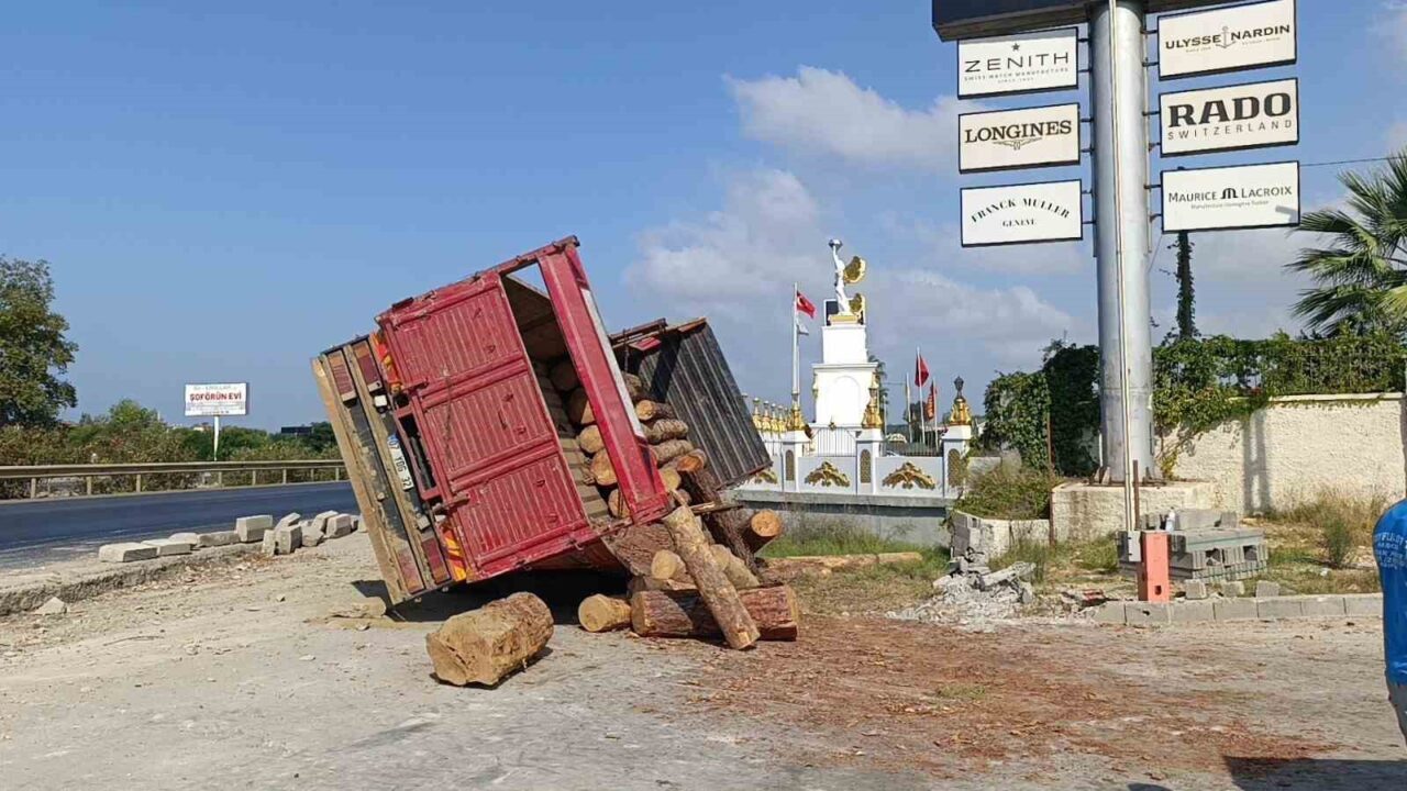 Antalya’nın Manavgat ilçesinde lastiği patlayan tomruk yüklü kamyon yolun kenarına