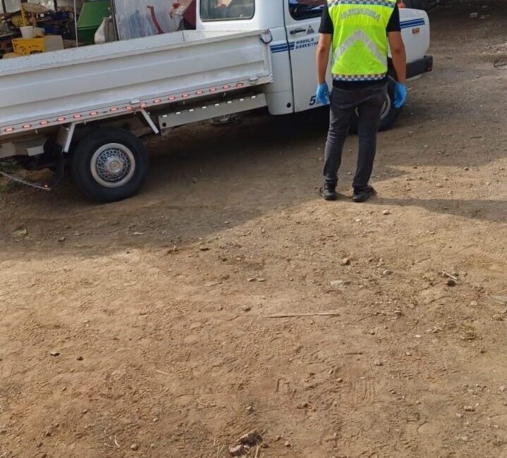 Antalya’nın Serik ilçesinde traktör ile kamyonet arasında sıkışan 61 yaşındaki