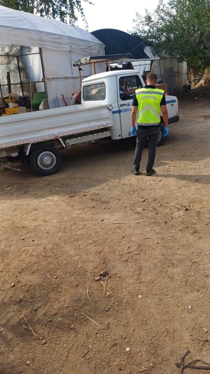 Antalya’nın Serik ilçesinde traktör ile kamyonet arasında sıkışan 61 yaşındaki