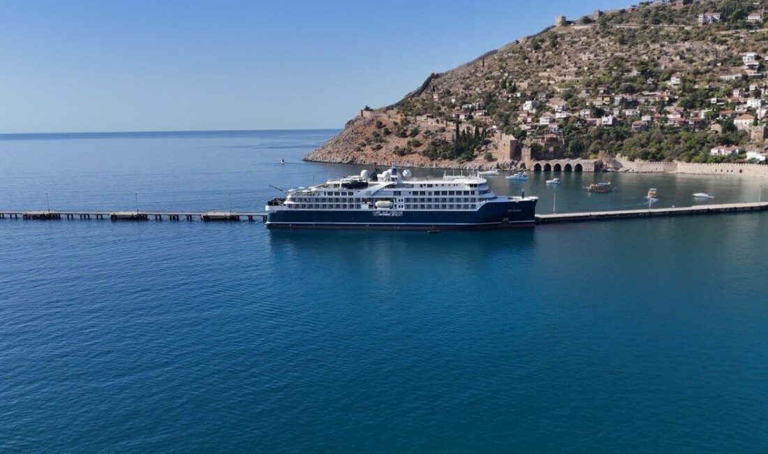 Antalya’nın Alanya ilçesine, Liberya bandıralı ‘SH Diana’ isimli kruvaziyer yolcu
