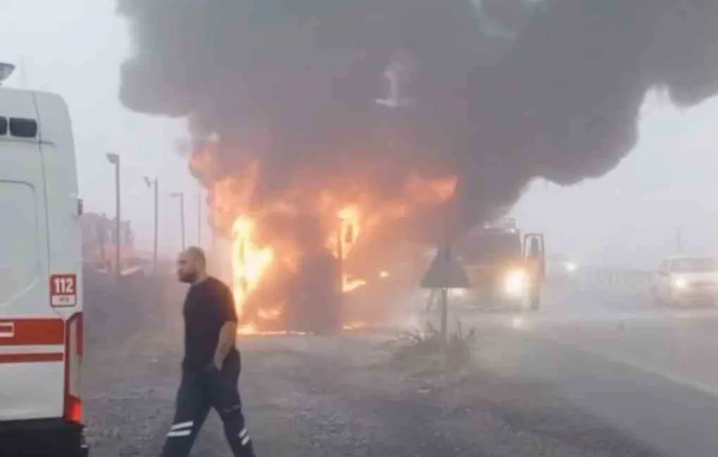 Kırklareli’nin Lüleburgaz ilçesinde sabah saatlerinde seyir halindeki bir işçi servisinde