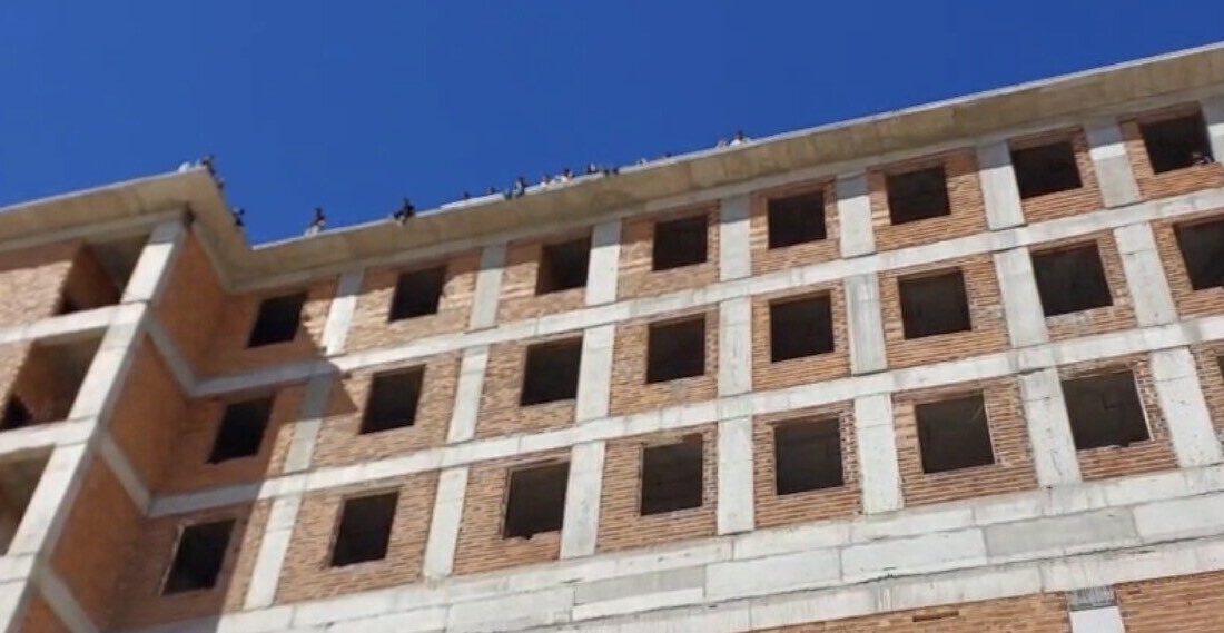 Gaziantep’in Nizip ilçesinde yapımı süren adliye binasında çalışan işçiler uzun