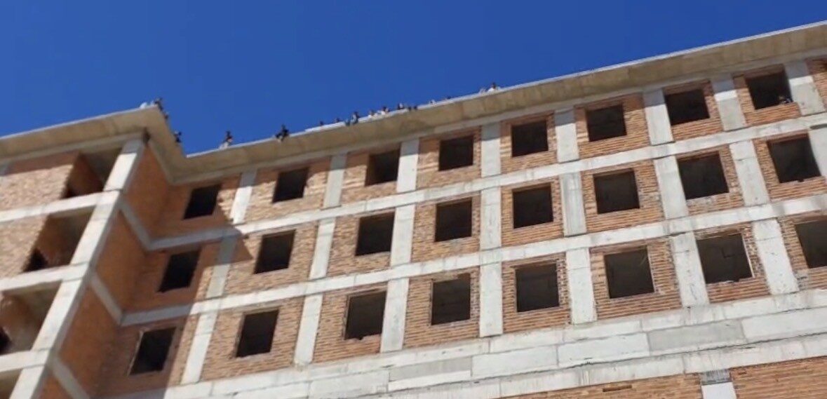 Gaziantep’in Nizip ilçesinde yapımı süren adliye binasında çalışan işçiler uzun