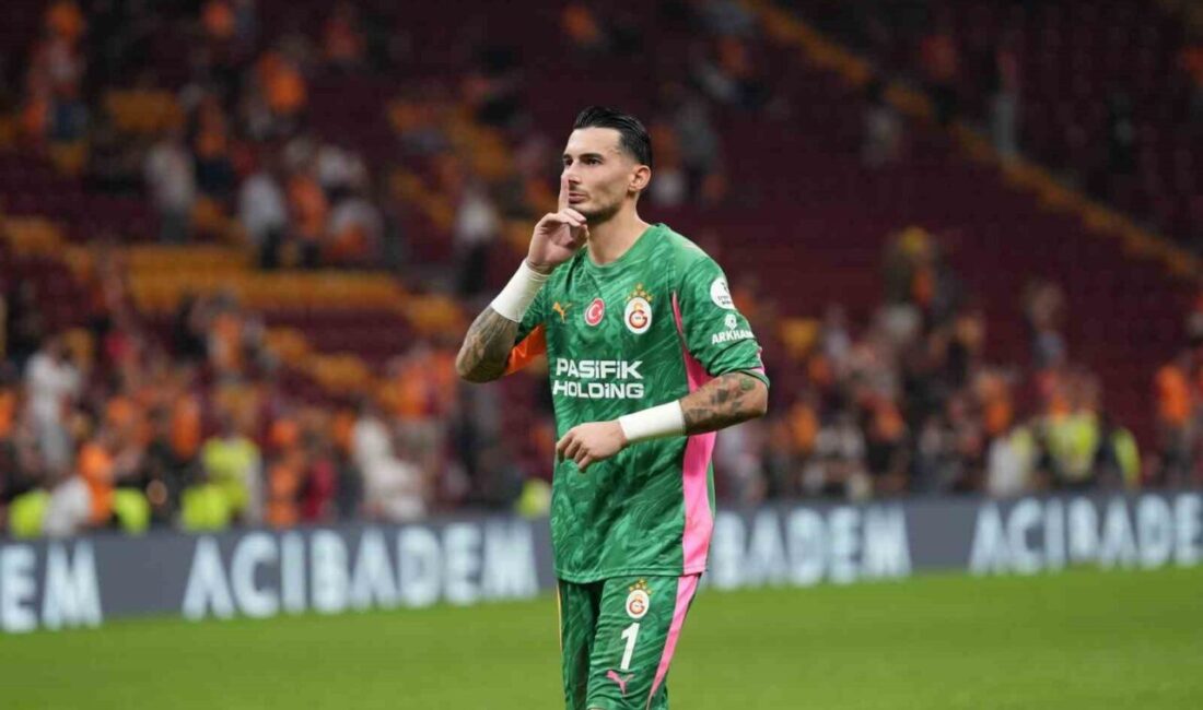 Galatasaray’ın Macar futbolcusu Roland Sallai ile kaleci Uğurcan Çakır, Konyaspor