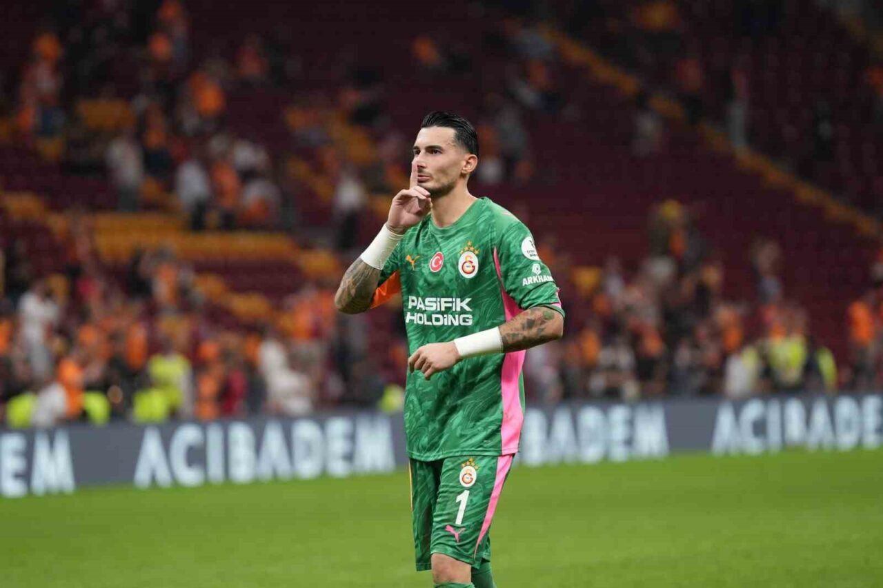 Galatasaray’ın Macar futbolcusu Roland Sallai ile kaleci Uğurcan Çakır, Konyaspor