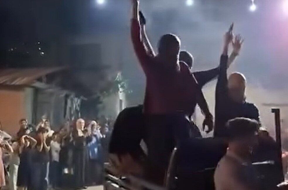 Tokat’ın Zile ilçesinde bir düğünde pikap kasasında halay çekenlerin havaya