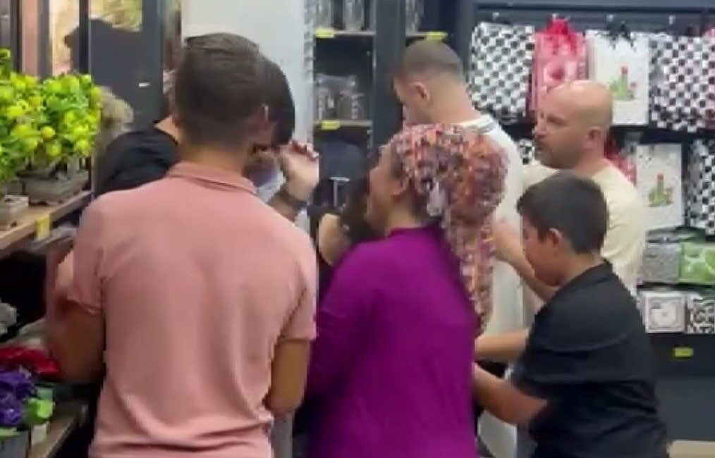 Manisa’nın Soma ilçesinde açılışı yapılan bir mağazada ürünlerin indirimli satılacağı