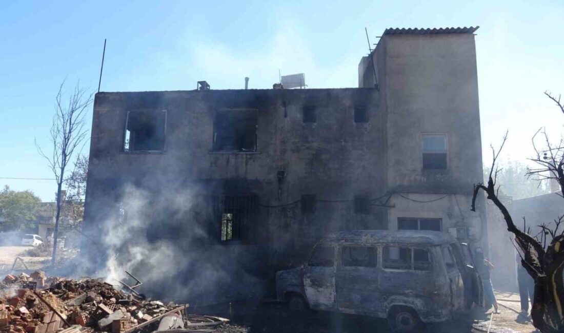 Antalya’da sabah saatlerinde kargılık alanda başlayan ve rüzgarın etkisiyle geniş