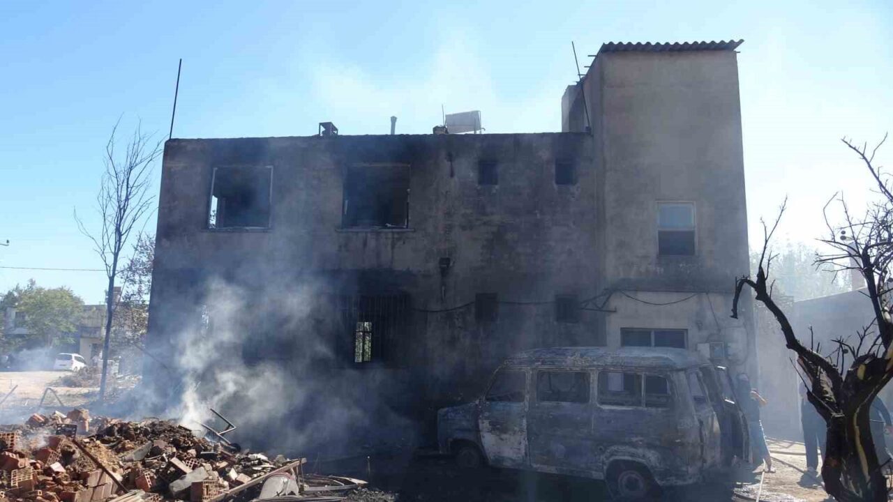 Antalya’da sabah saatlerinde kargılık alanda başlayan ve rüzgarın etkisiyle geniş