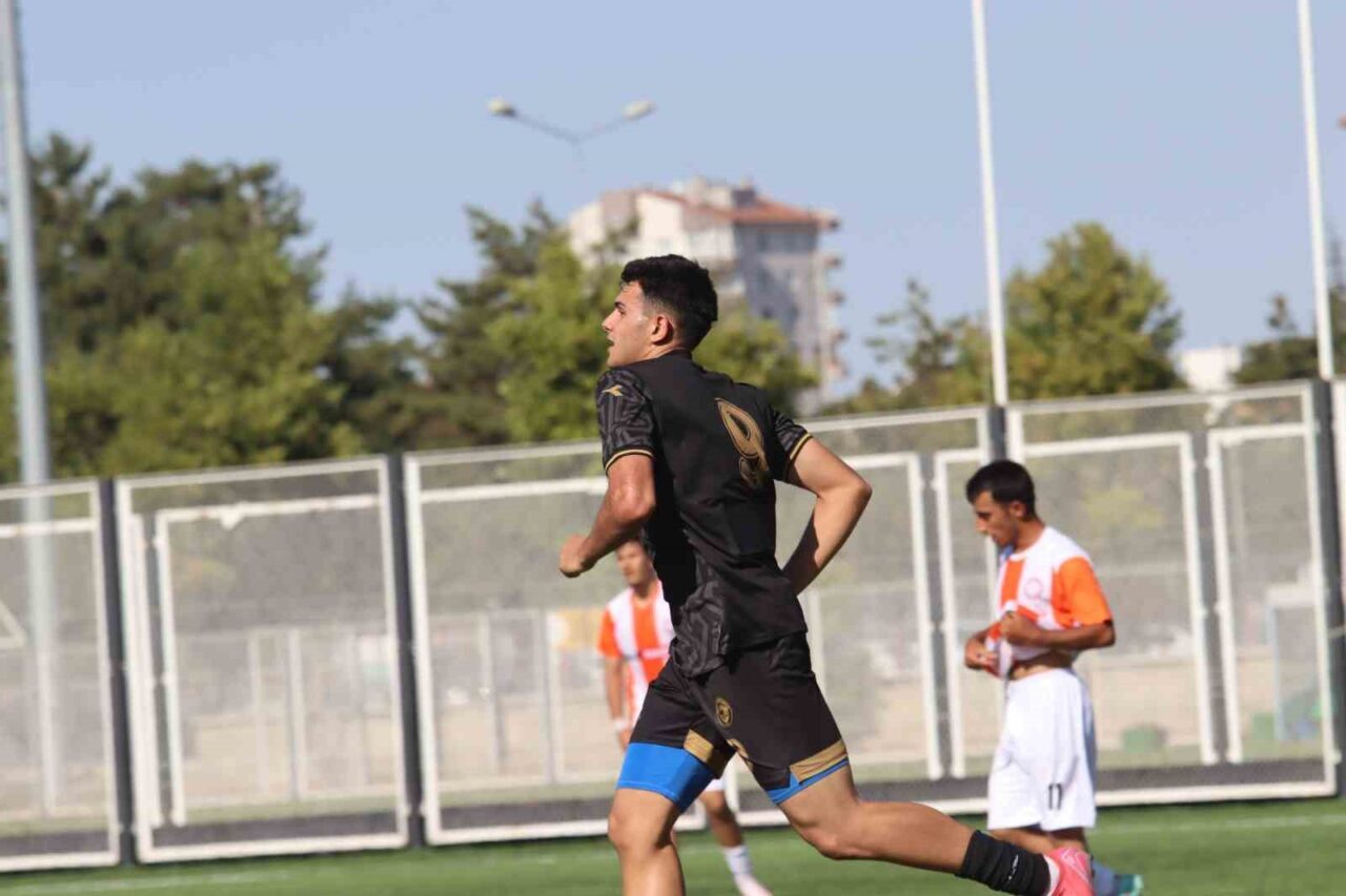 U19 Gelişim Ligi ekiplerinden Talas Belediyespor U19 takımının golcüsü Mahir