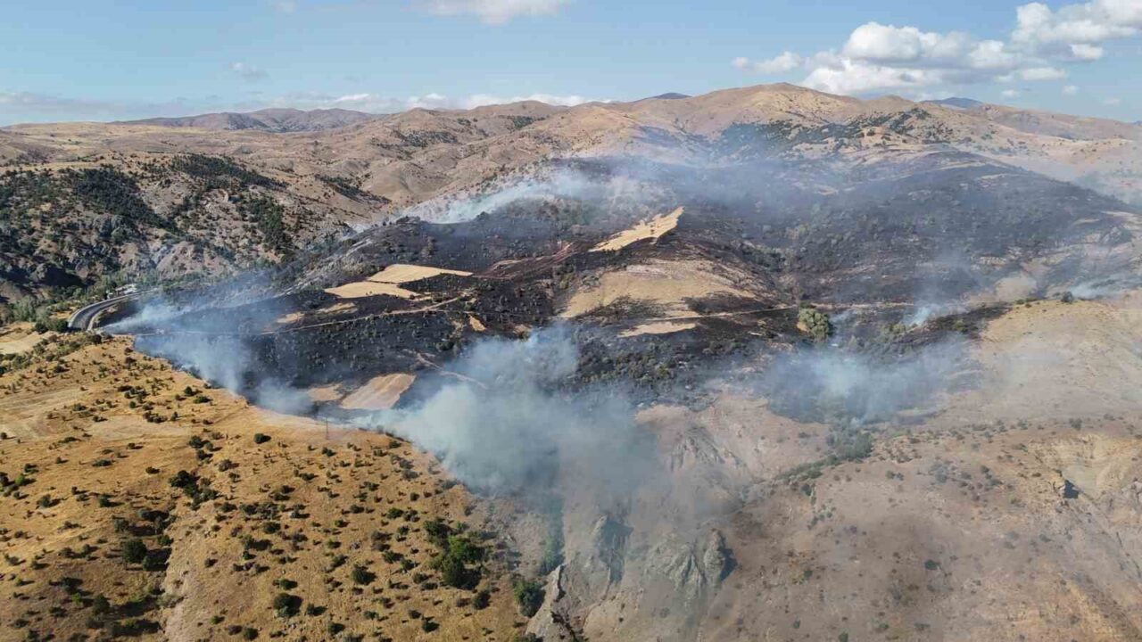 Sivas’ta makilik arazide çıkan yangın sonrası araziden dumanlar yükseldi. Geniş