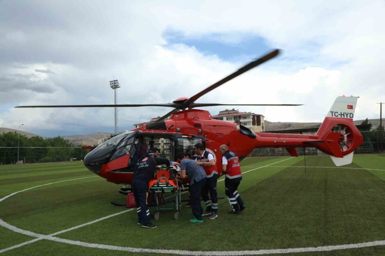 Malatya’nın Darende ilçesinde ambulans helikopter 72 yaşındaki hasta için havalandı.