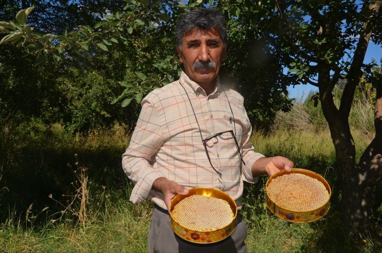 Malatya’nın Arguvan ilçesinde 30 yılı aşkın süredir arıcılıkla uğraşan Mehmet