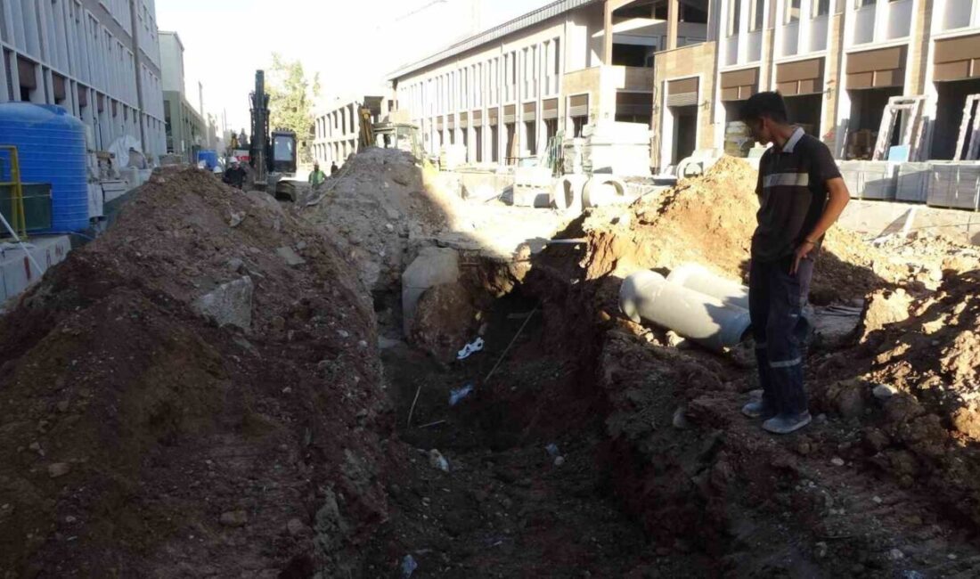 Malatya’da çarşı inşaatında meydana gelen göçüğün altına kalarak yaralanan işçi,