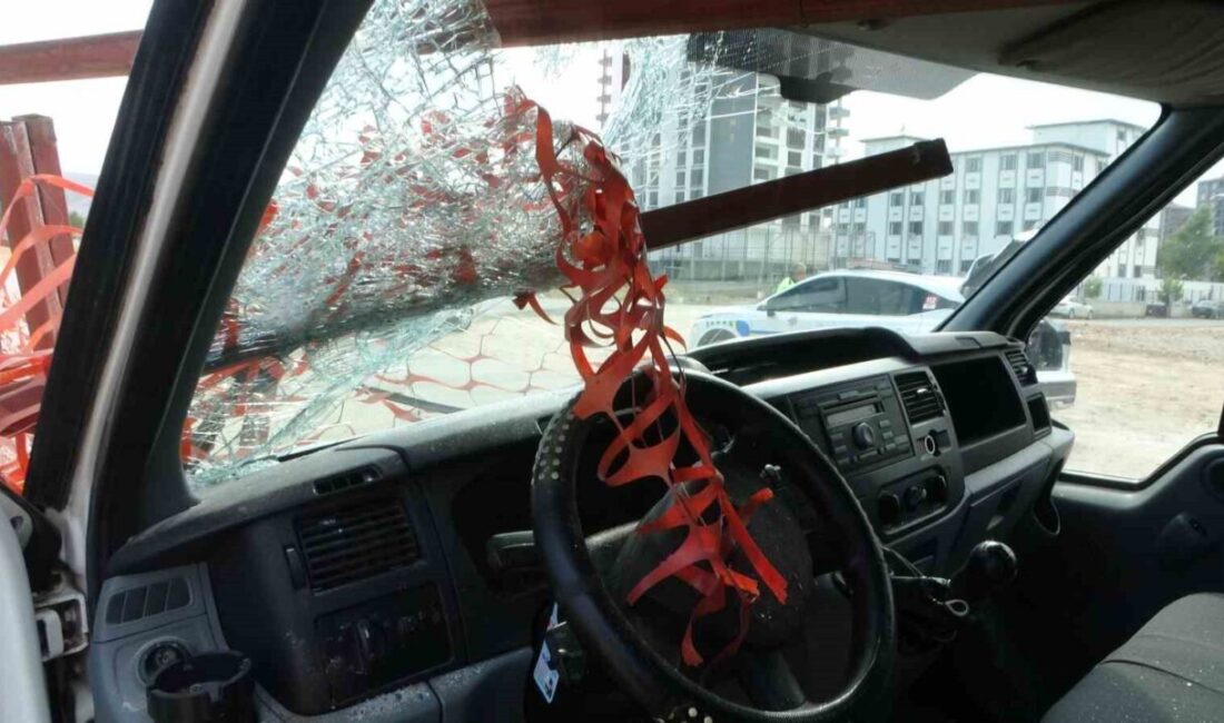 Malatya’nın Yeşilyurt ilçesinde meydana gelen kazada korkuluk sürücünün kafasına saplandı.