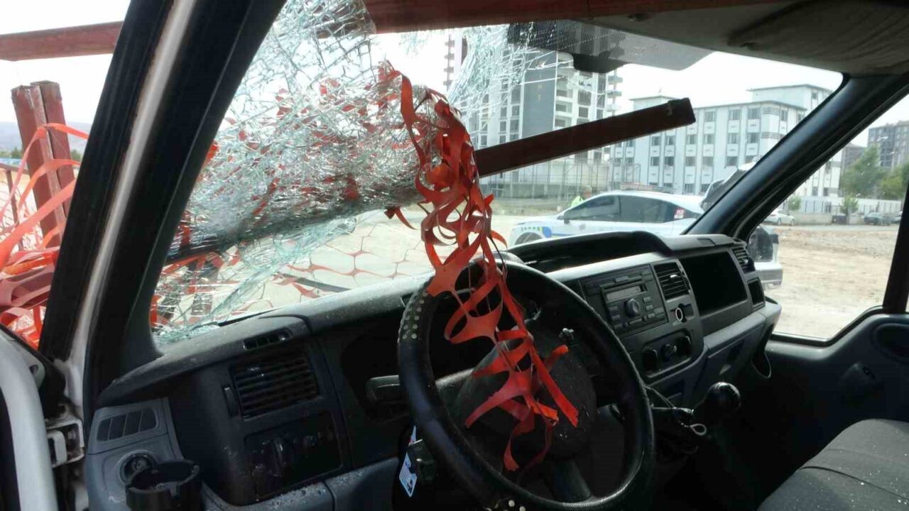 Malatya’nın Yeşilyurt ilçesinde meydana gelen kazada korkuluk sürücünün kafasına saplandı.