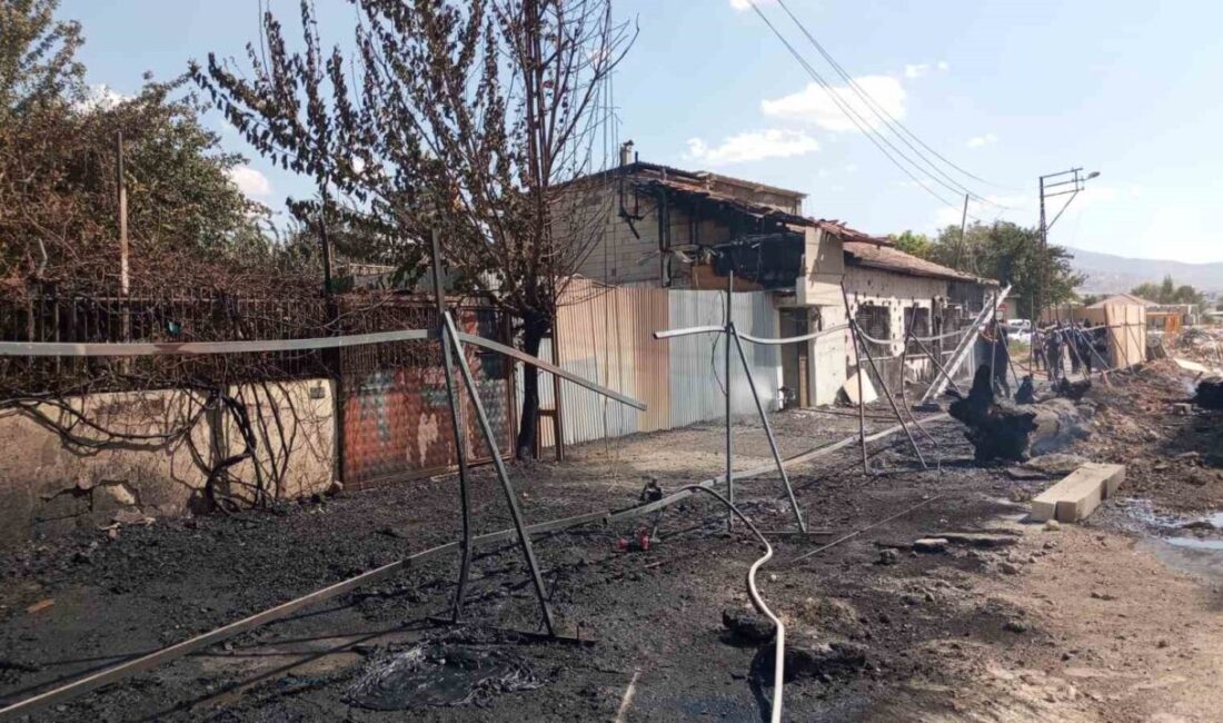 Malatya’nın Yeşilyurt ilçesinde bulunan bir inşaat şantiyesinde yangın meydana geldi.