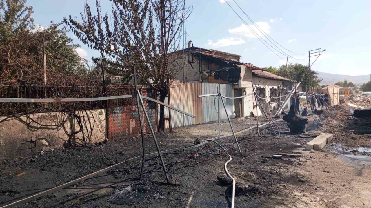 Malatya’nın Yeşilyurt ilçesinde bulunan bir inşaat şantiyesinde yangın meydana geldi.