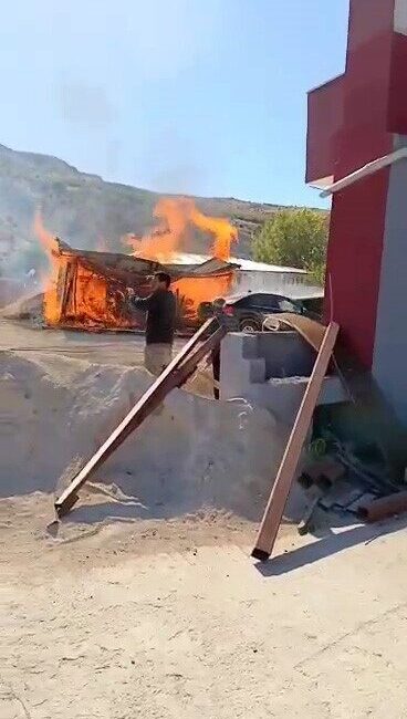 Malatya’nın Darende ilçesinde kereste deposunda çıkan yangın paniğe neden oldu.