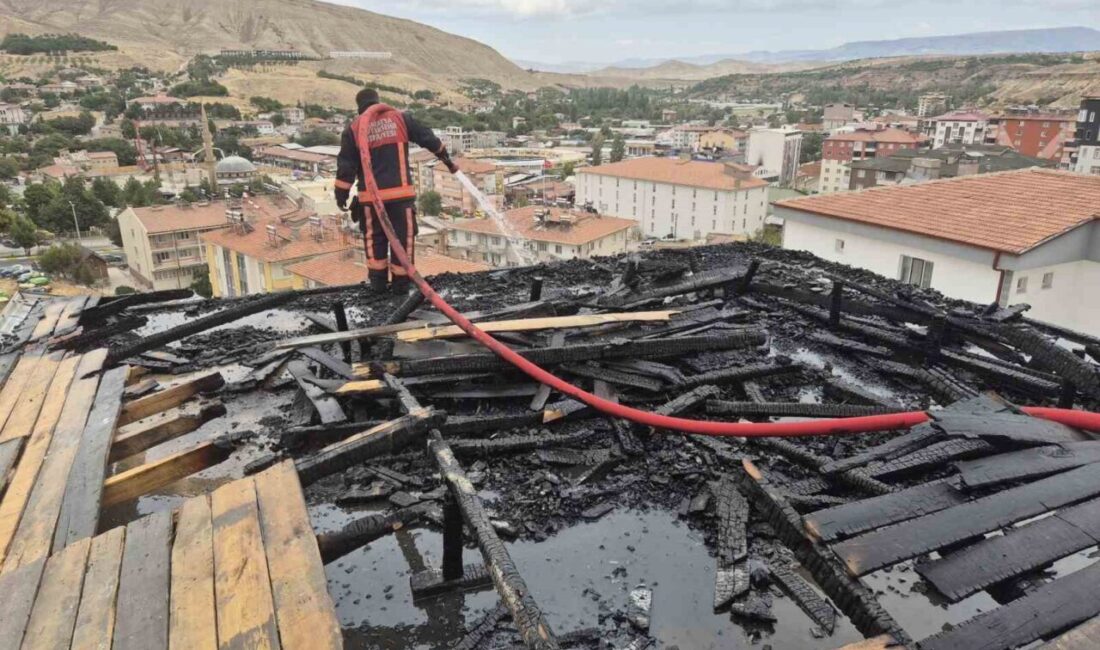 Malatya’nın Darende ilçesinde inşaat halindeki bir apartmanın çatısında çıkan yangın