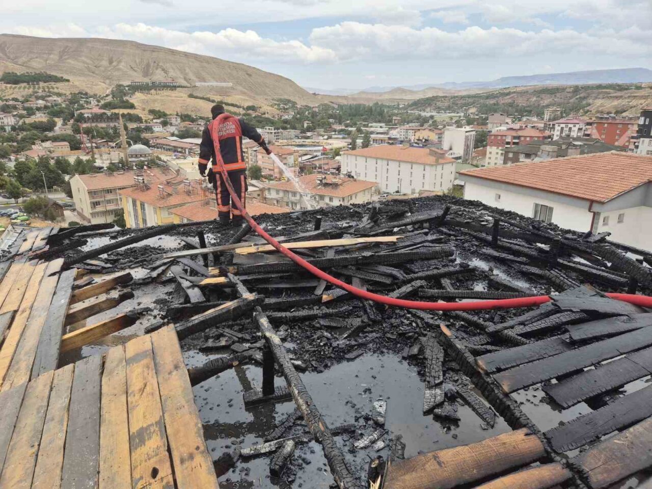 Malatya’nın Darende ilçesinde inşaat halindeki bir apartmanın çatısında çıkan yangın