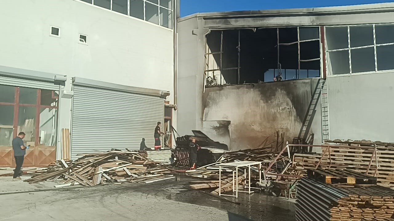 Malatya’da bir mobilya imalathanesinde çıkan yangın paniğe neden oldu. İtfaiye