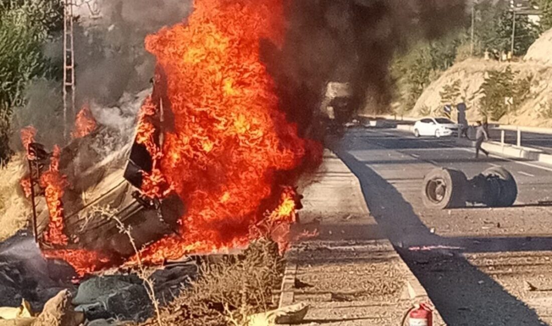 Malatya’nın Darende ilçesinde yolcu otobüsüyle çarpışan tır, devrilerek dere yatağına