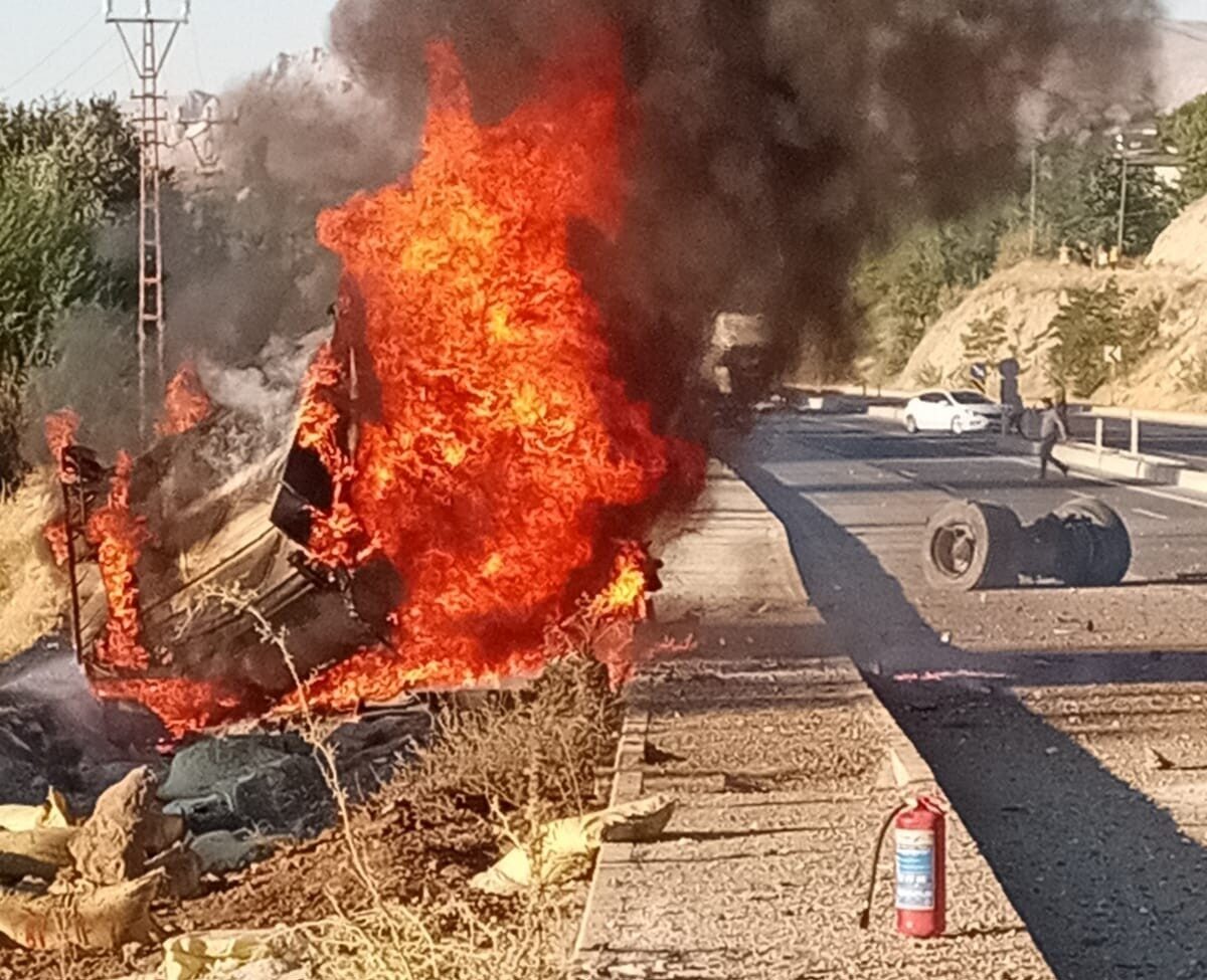 Malatya’nın Darende ilçesinde yolcu otobüsüyle çarpışan tır, devrilerek dere yatağına