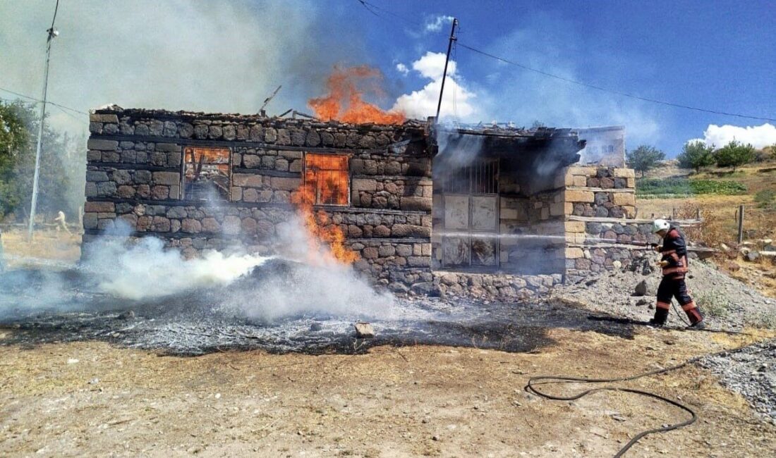 Malatya’nın Arguvan ilçesinde çıkan samanlık yangınında 6 ton saman kül