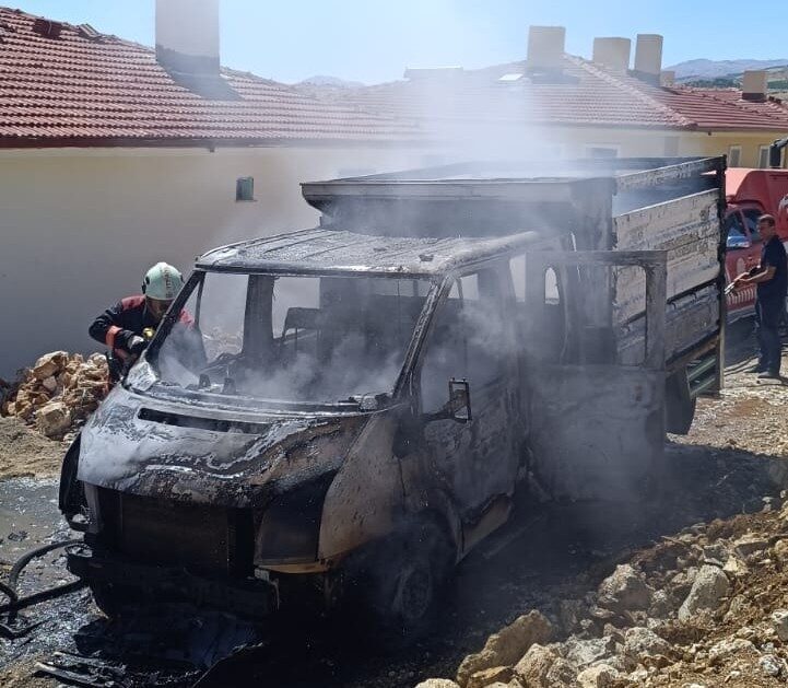 Malatya’nın Akçadağ ilçesinde bir şantiyede park halindeki araçta çıkan yangın