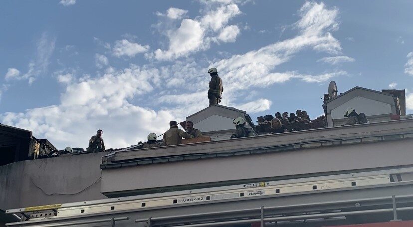 Maltepe’de 3 katlı bir binanın çatı katında çıkan yangın itfaiye