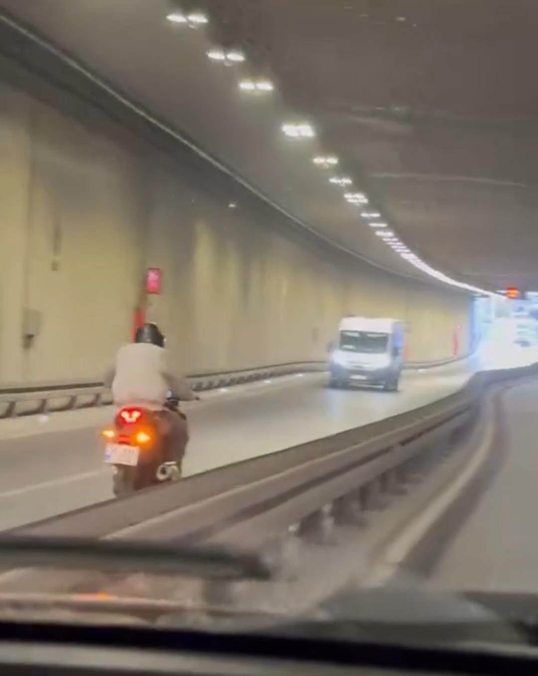 Maltepe’de tünel içerisinde ters şeritte ilerleyen motosiklet sürücüsünün tehlikeli yolculuğu