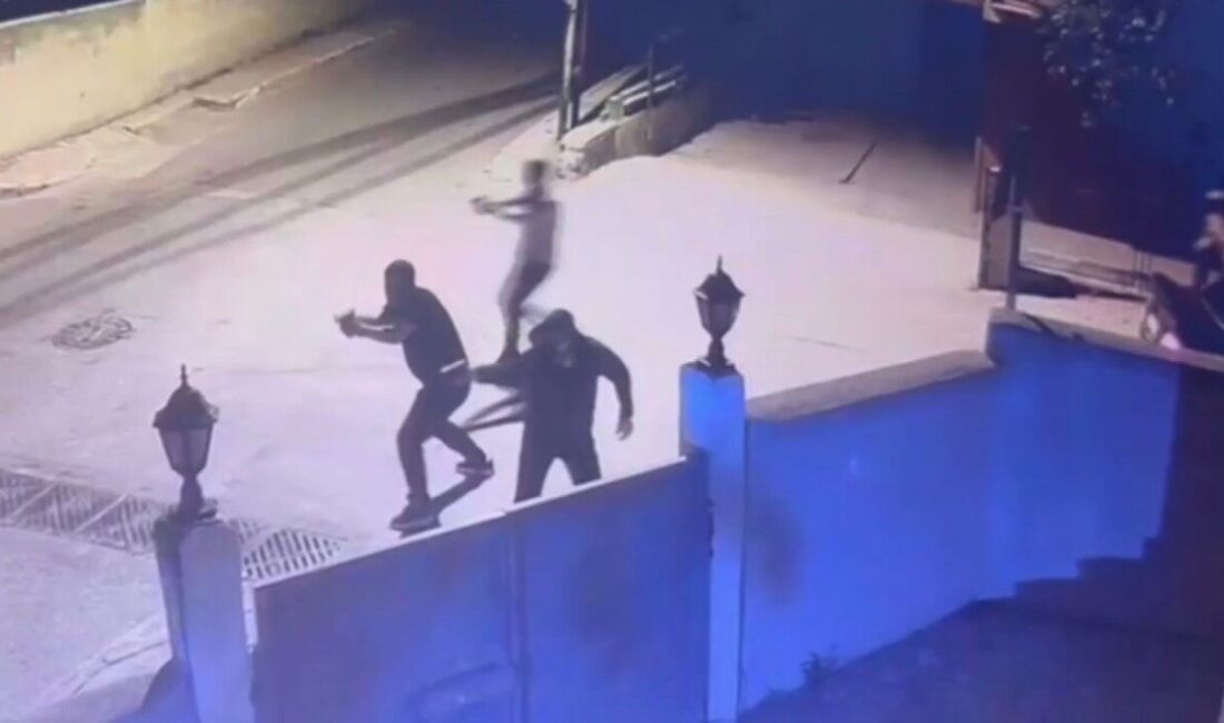 Maltepe’de 19 yaşındaki Kerem M., sokakta yürüdüğü sırada 4 kişinin