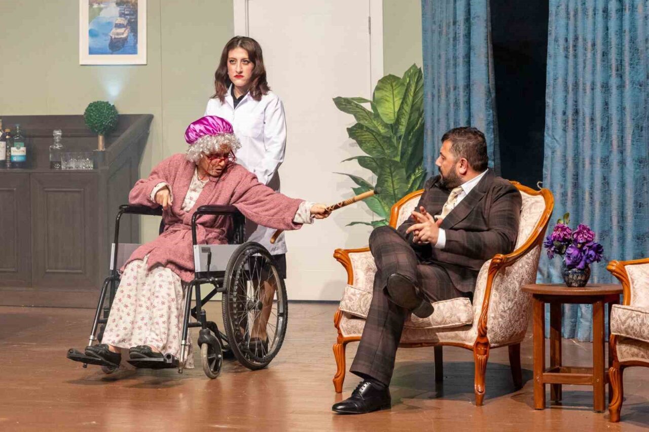 Manavgat Belediyesi Kent Tiyatrosu, yeni sezon için kadrosuna katılacak oyuncu