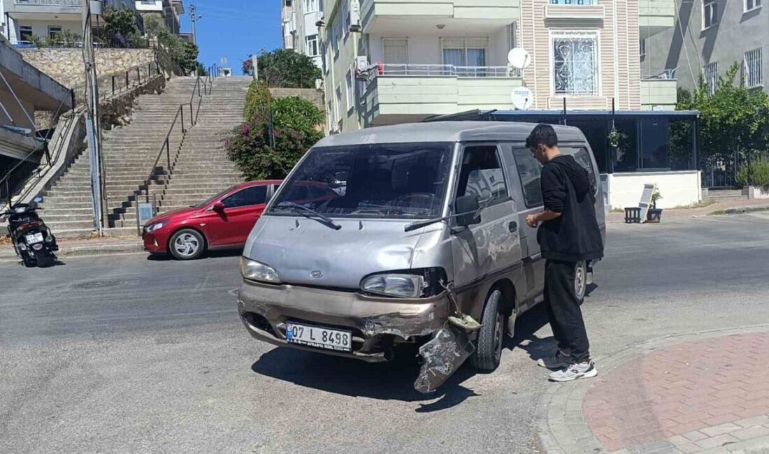 Antalya’nın Manavgat ilçesinde kamyonet ile motosikletin çarpışması sonucu meydana gelen
