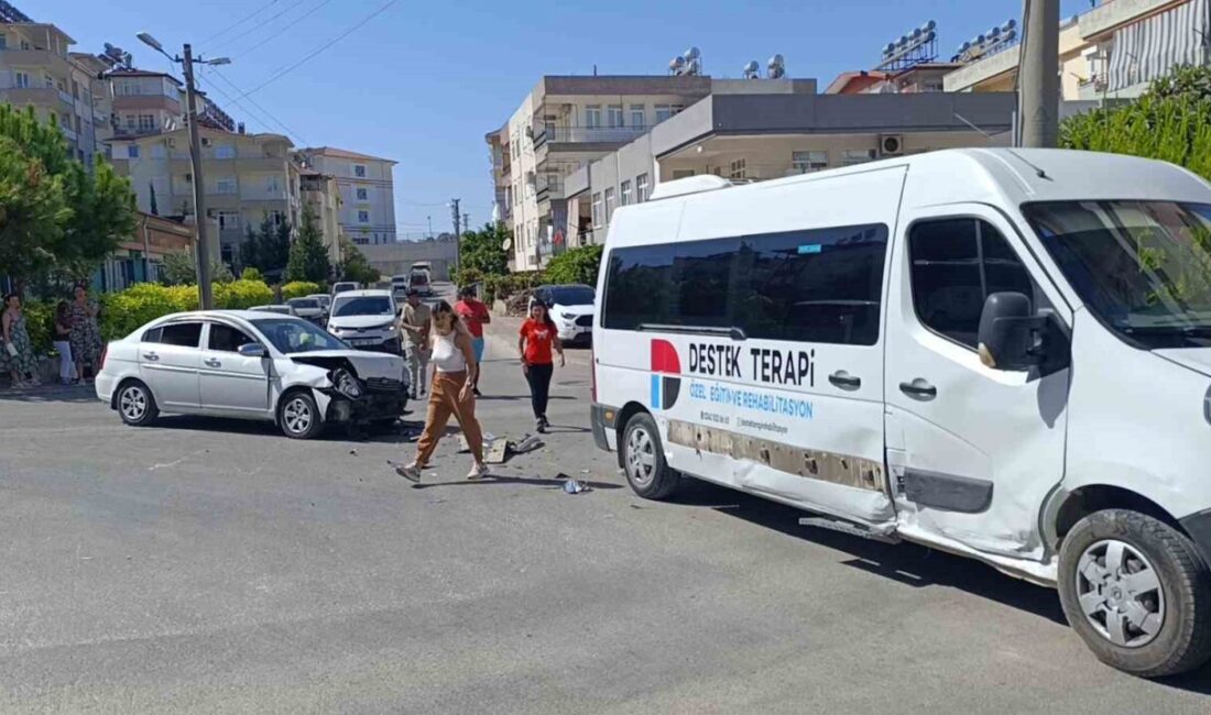 Antalya’nın Manavgat ilçesinde otomobil ile okul servis aracının çarpıştığı trafik