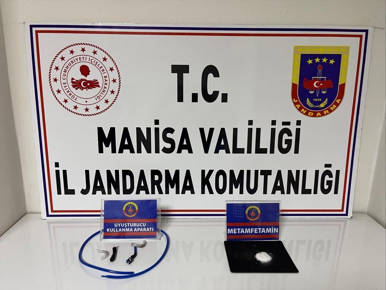 Manisa’nın Salihli ilçesinde jandarma ekiplerinin şüphe üzerine arama yaptığı şüphelilerden,