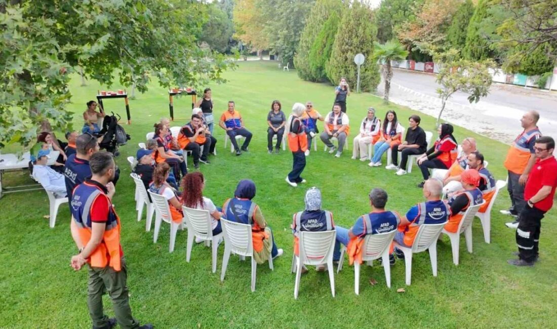 Manisa’da düzenlenen AFAD Destek AFAD Gönüllüsü Buluşması etkinliğinde açıklamalarda bulunan