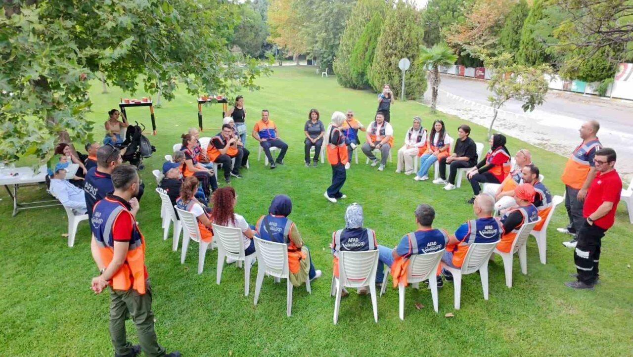 Manisa’da düzenlenen AFAD Destek AFAD Gönüllüsü Buluşması etkinliğinde açıklamalarda bulunan