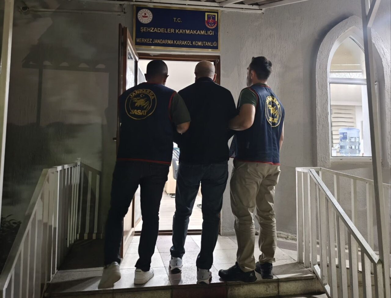 Manisa’da JASAT ekiplerinin düzenlediği operasyonda, hakkında çeşitli suçlardan toplam 20