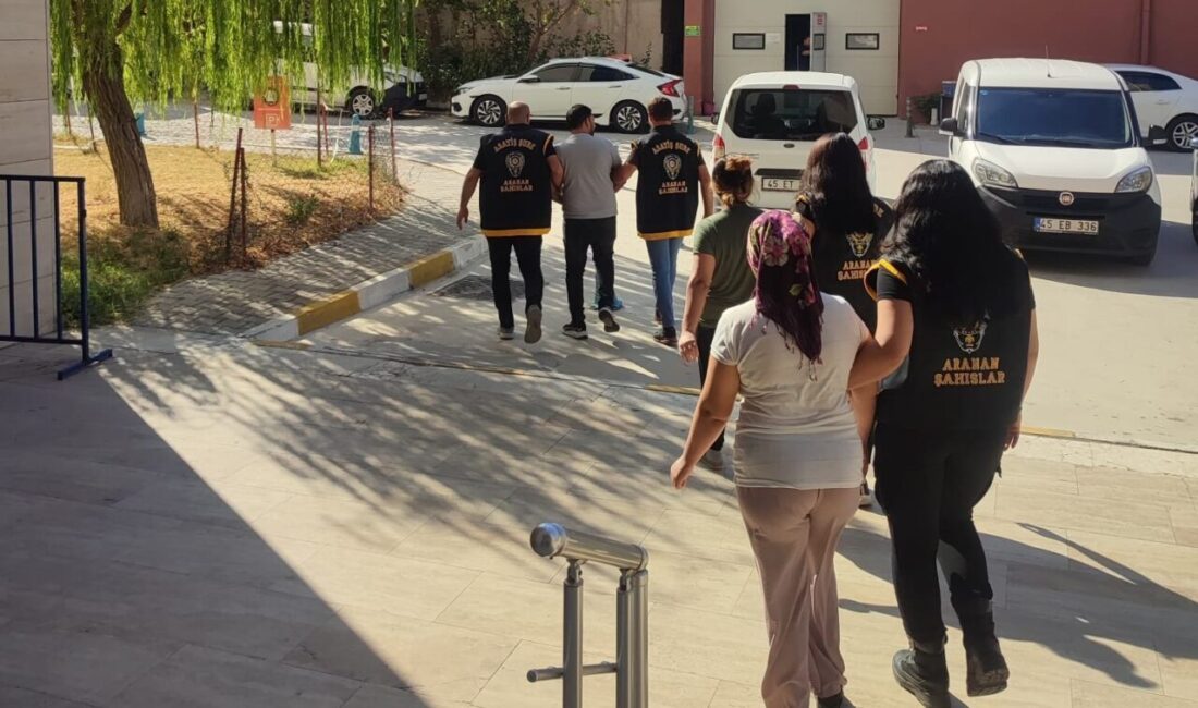 Manisa’nın Yunusemre ilçesinde gerçekleştirilen operasyonda ikisi kadın 3 firari şahıs