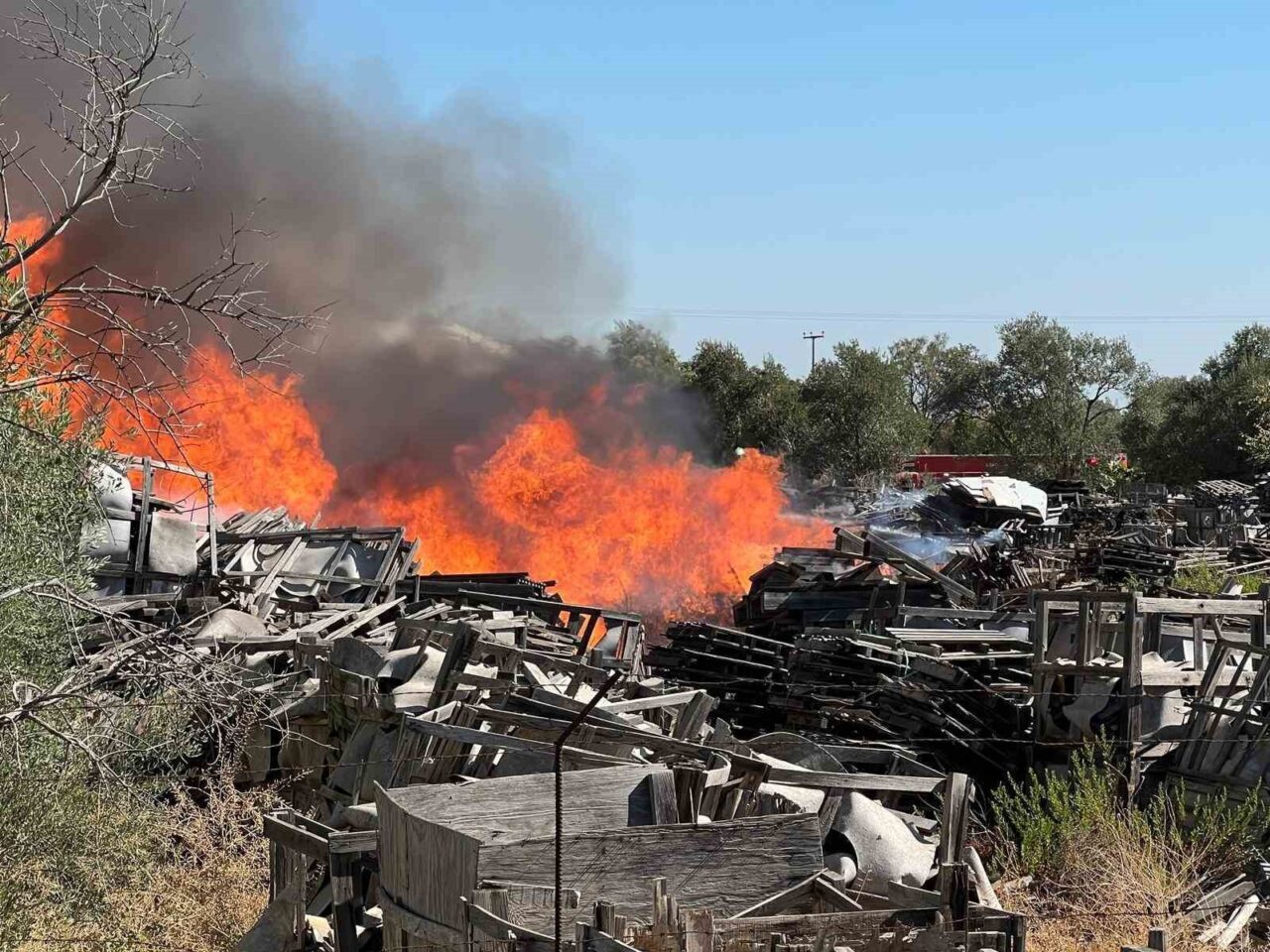 Manisa’nın Yunusemre ilçesinde faaliyet gösteren ahşap palet fabrikasında çıkan yangına