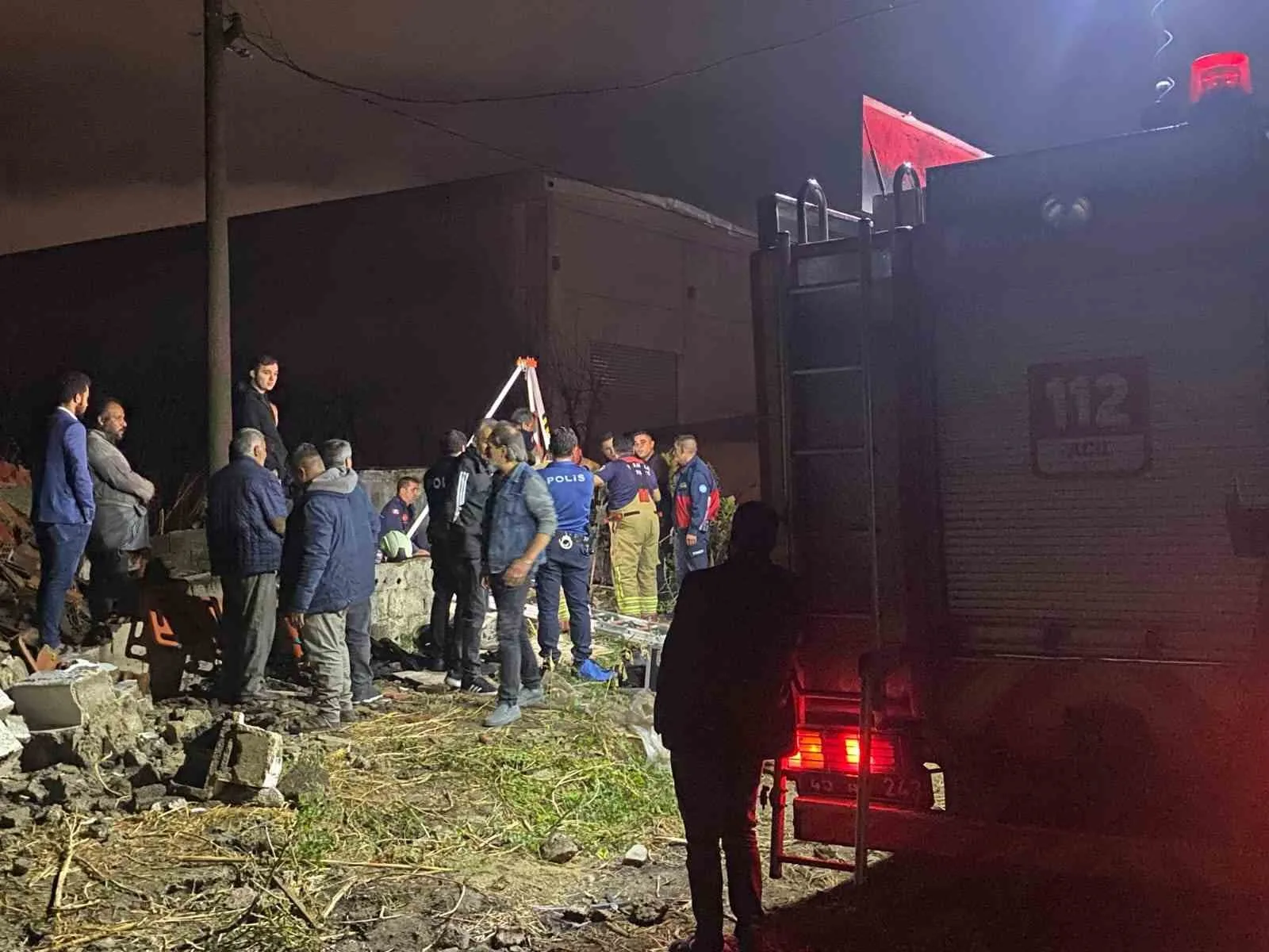 Manisa’nın Turgutlu ilçesinde yaklaşık 25 metre derinliğindeki kuyuya düşen genç