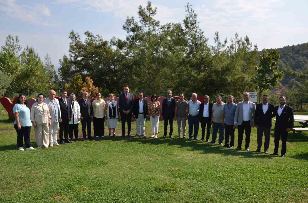 Muhtarlar Konfederasyonu Genel Başkanı Kadir Delibalta, Manisa’da muhtarlarla bir araya