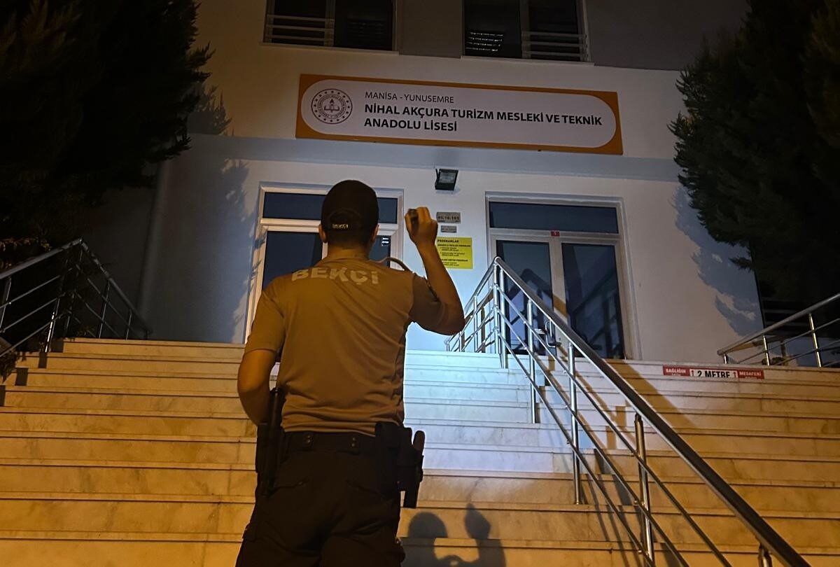 Manisa İl Emniyet Müdürlüğü ekipleri, Şehzadeler ve Yunusemre ilçelerinde okul